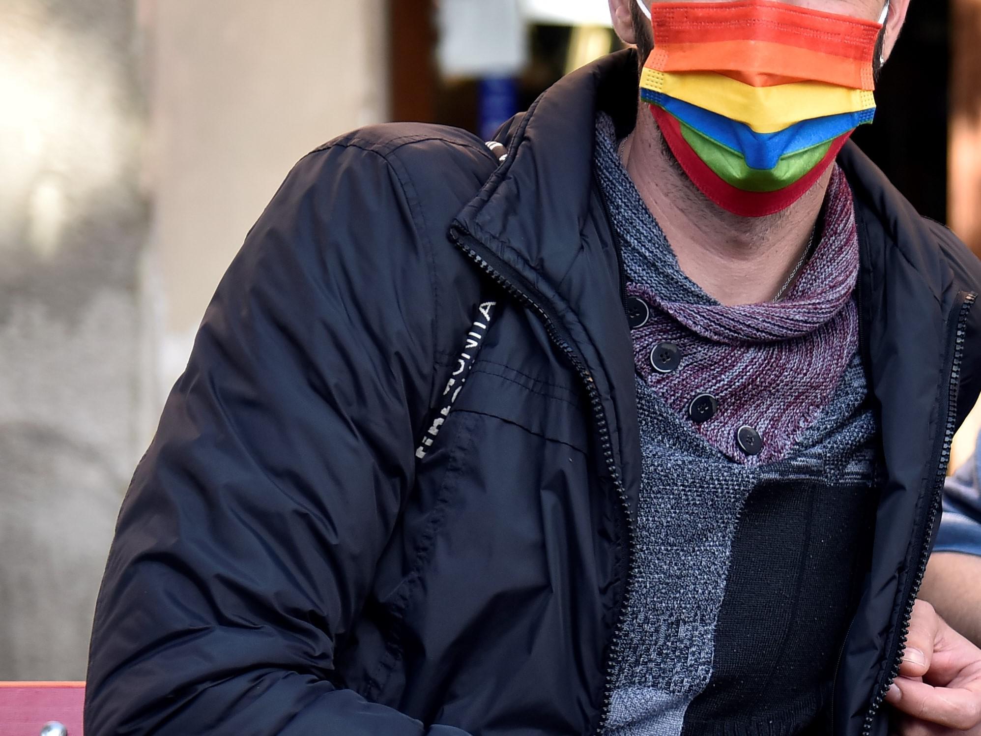 Omofobia, 16enne aggredito a calci e pugni: "Non vogliamo gay in famiglia"