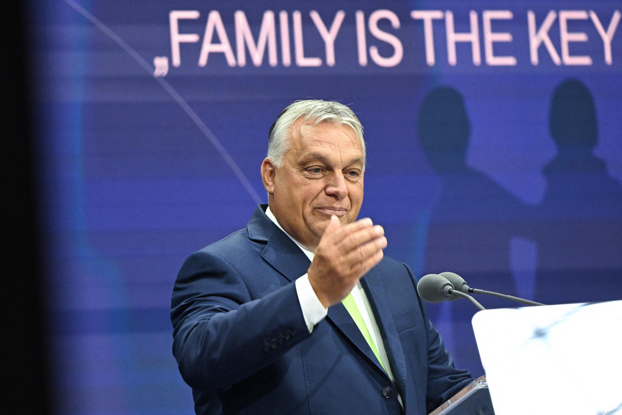 Orban: "Bene Giorgia Meloni, ogni bambino abbia padre e madre"
