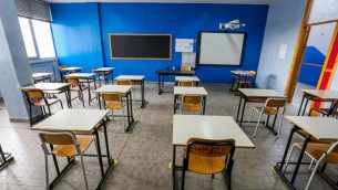 Oristano, maestra sospesa per aver fatto pregare bambini in classe