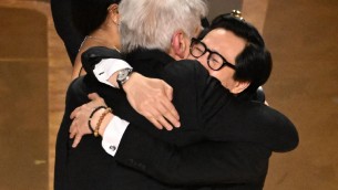 Oscar 2023, l'abbraccio tra Harrison Ford e Ke Huy Quan - Video