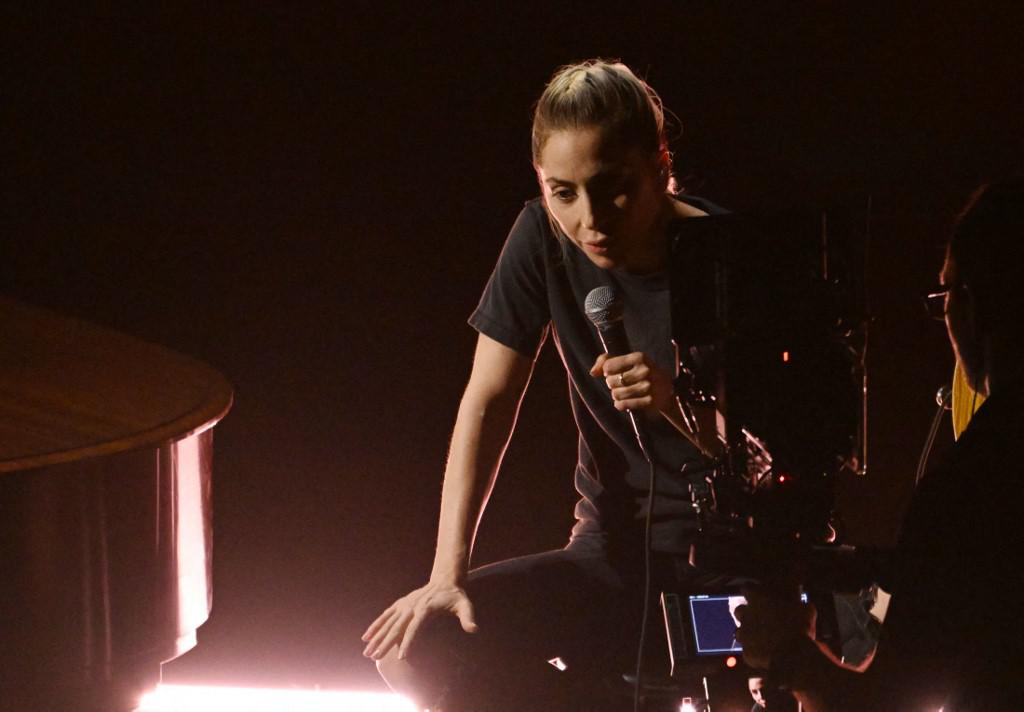 Oscar 2023, lo show di Lady Gaga in jeans e senza trucco - Video