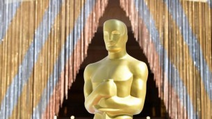 Oscar: dai jeans di Lady Gaga all'idratante di Hugh Grant, ecco i momenti top