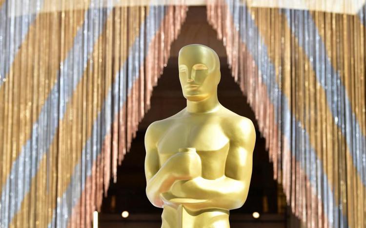 Oscar: dai jeans di Lady Gaga all'idratante di Hugh Grant, ecco i momenti top