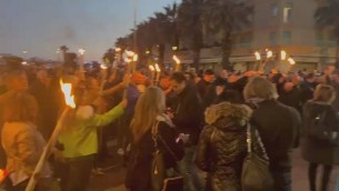 Ostia, centinaia in piazza: "Giustizia per territorio diffamato" - Video