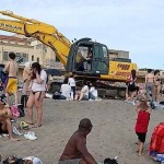 Ostia, "ruspa tra i bagnanti in spiaggia, inaccettabile": la denuncia