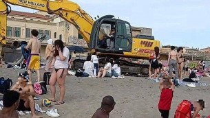 Ostia, "ruspa tra i bagnanti in spiaggia, inaccettabile": la denuncia
