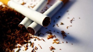 Pacchetto di sigarette a 12 euro e divieti estesi, nuova stretta contro il fumo in Francia