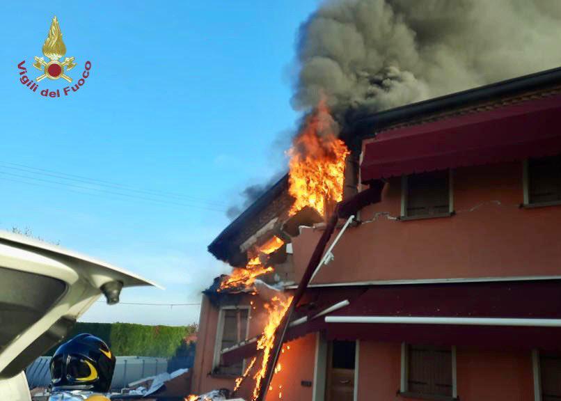 Padova, esplosione e incendio in casa: morta una donna