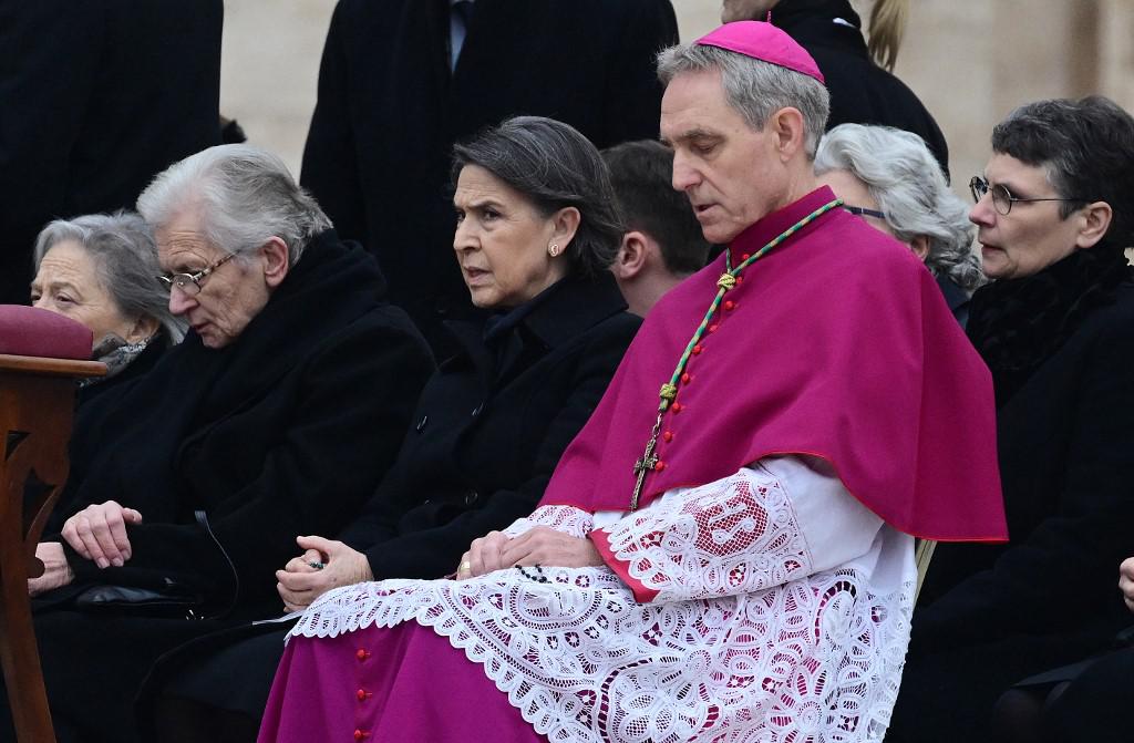 Padre Georg attacca Papa Francesco: "Mi dimezzò come prefetto, io scioccato"