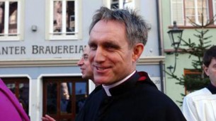 Padre Georg: "Sono in cerca di lavoro"