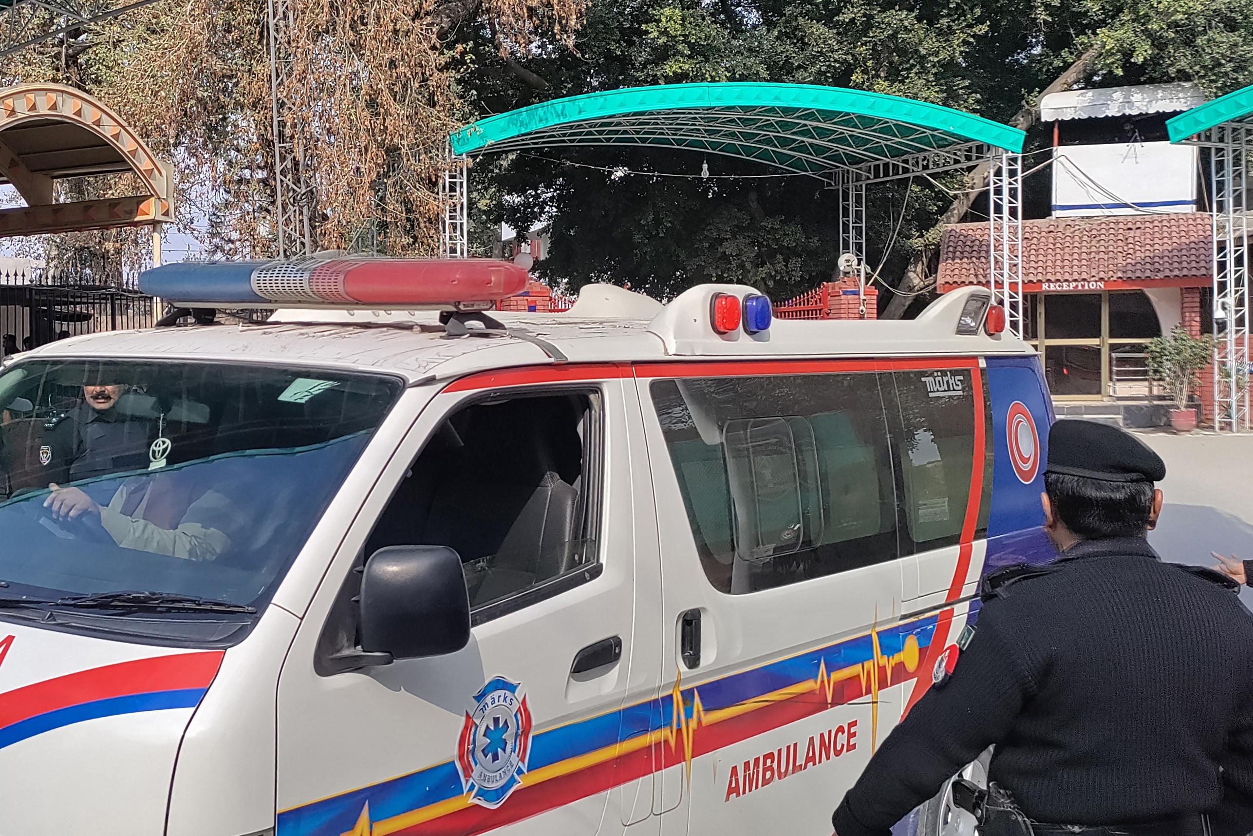 Pakistan, esplosione in moschea Peshawar: bilancio sale a 17 morti