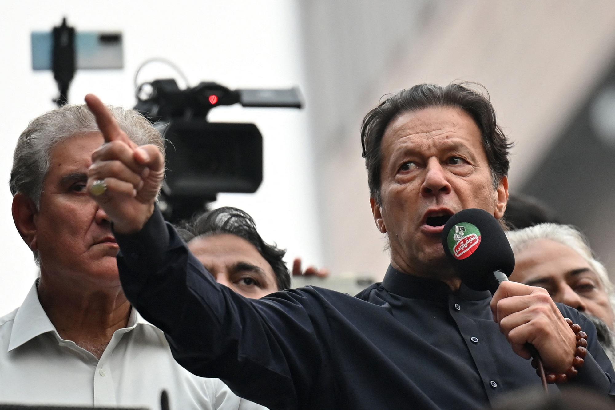 Pakistan, Imran Khan ferito da colpi d'arma da fuoco