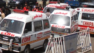 Pakistan, pullman precipita in burrone: 39 morti
