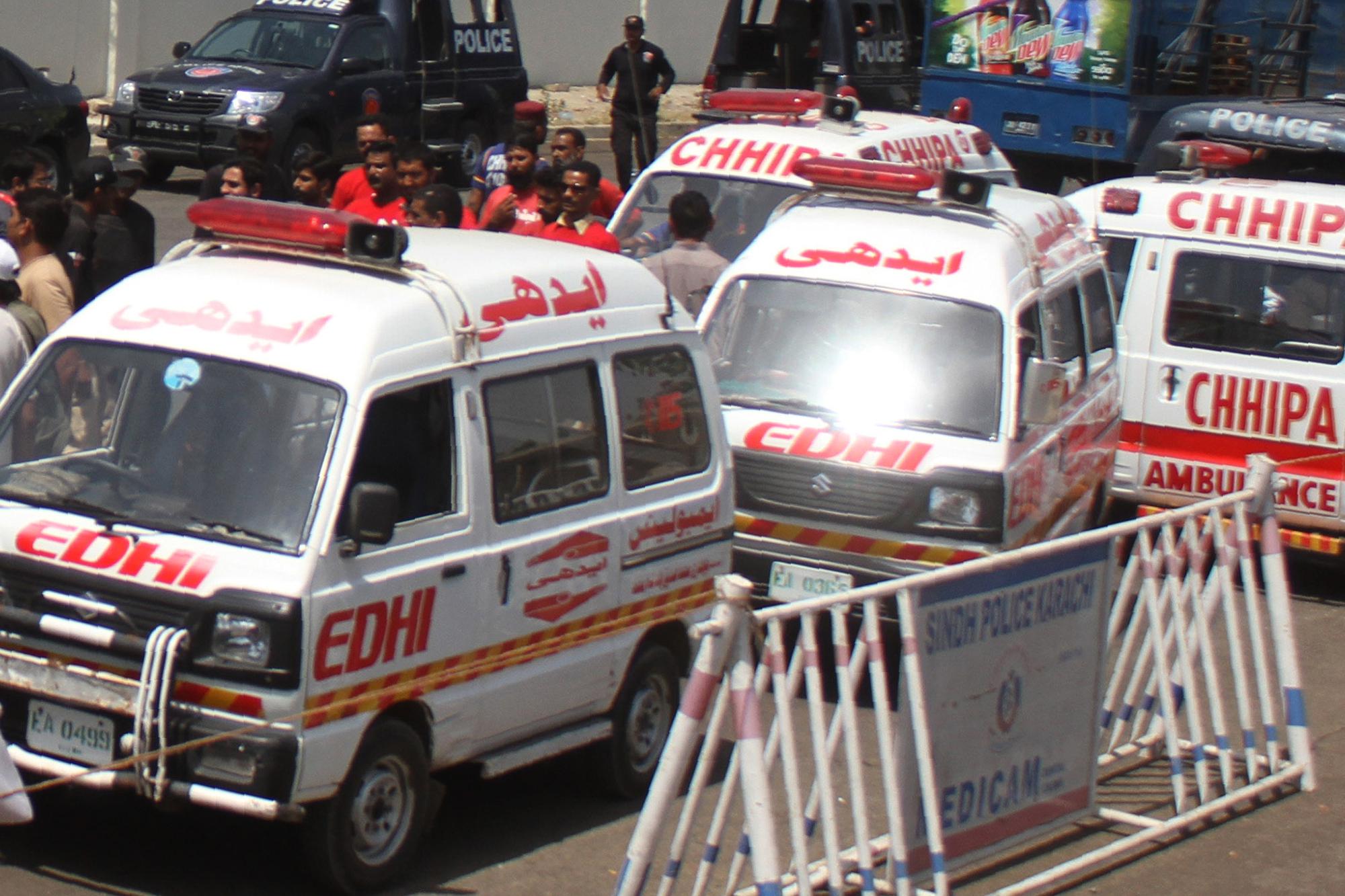 Pakistan, pullman precipita in burrone: 39 morti