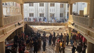 Pakistan, sale a 87 morti bilancio attentato moschea Peshawar
