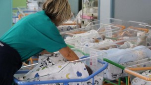 Palermo, mamma senza dimora partorisce in strada e lascia il bimbo in ospedale