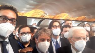 Palermo, selfie con Mattarella dei volontari dell'hub vaccinale