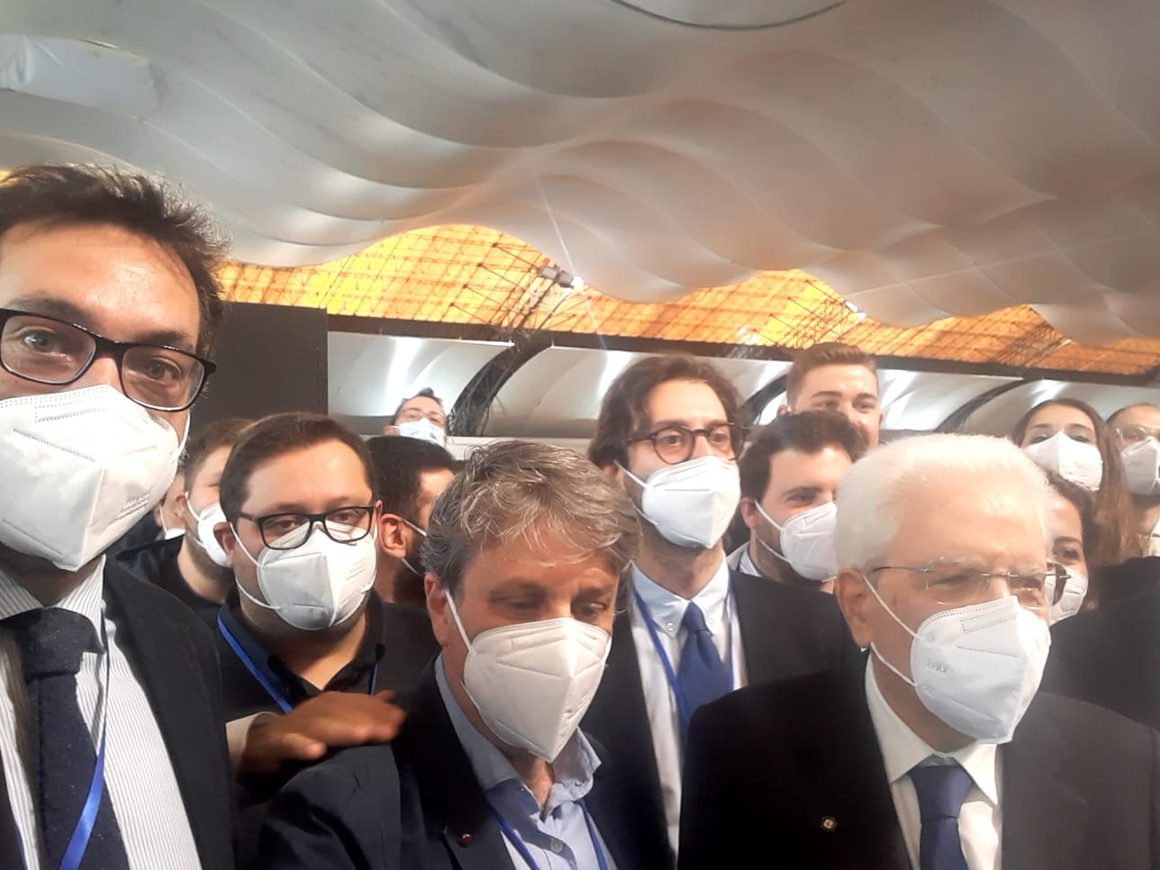 Palermo, selfie con Mattarella dei volontari dell'hub vaccinale