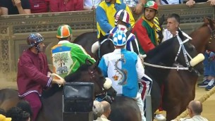 Palio di Siena, i cavalli delle 10 Contrade in piazza: boato della folla
