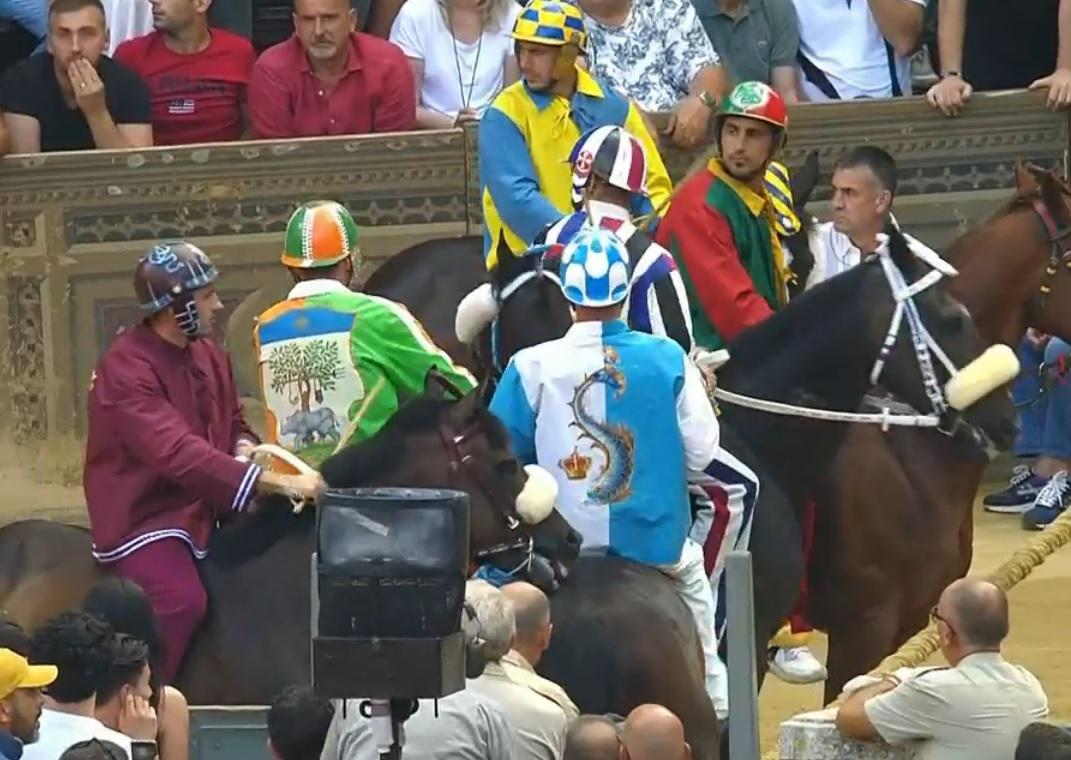 Palio di Siena, i cavalli delle 10 Contrade in piazza: boato della folla