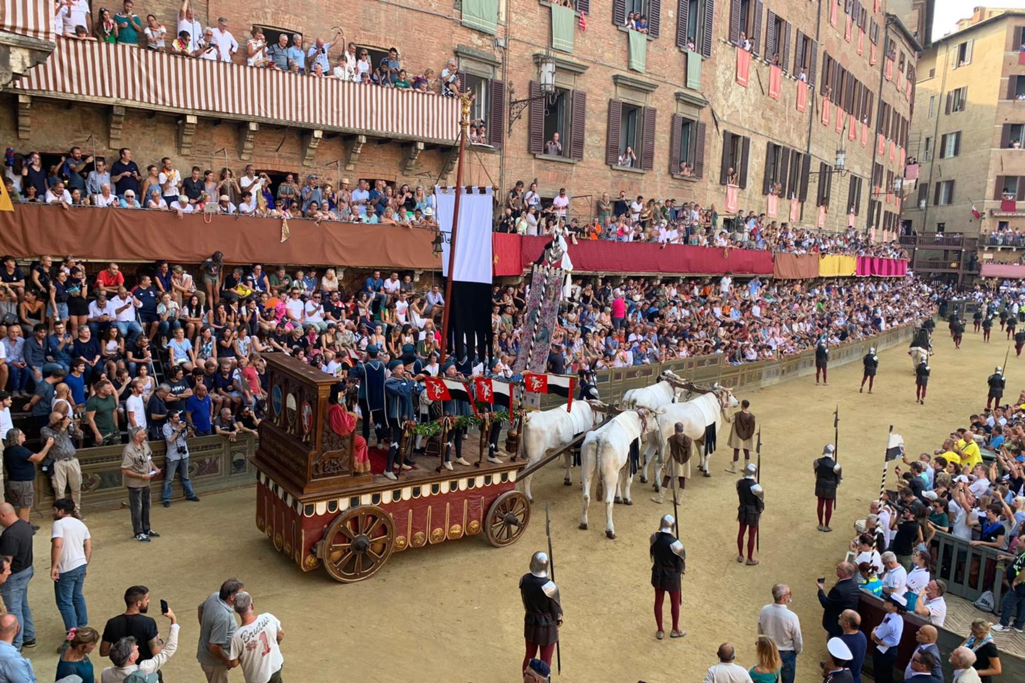 Palio Siena 2022, vince la Contrada del Leocorno