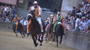 Palio Siena 2023, oggi 2 luglio la sfida in piazza del Campo: dove vederla in tv