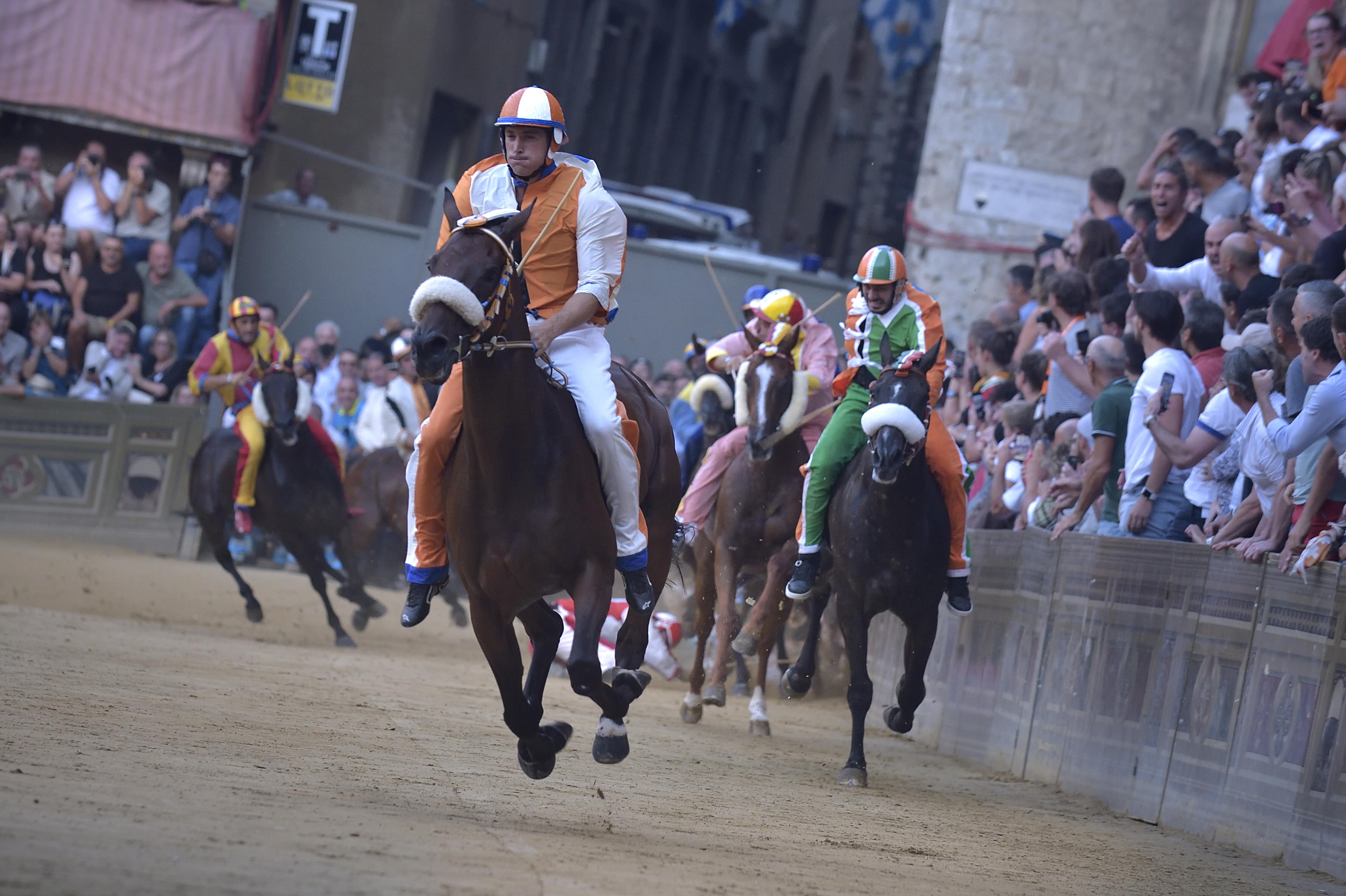 Palio Siena 2023, oggi 2 luglio la sfida in piazza del Campo: dove vederla in tv