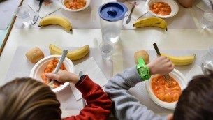 Pane e olio ai bimbi che non pagano mensa scuola, è polemica