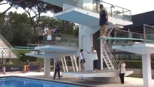 Paolini, festa in piscina: Jasmine si tuffa con Errani dopo il trionfo - Video