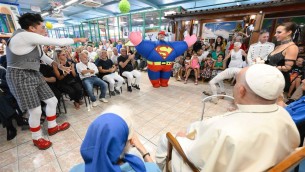 Papa a sorpresa a Ostia tra i circensi: "Grazie per essere portatori di sorrisi e di gioia"