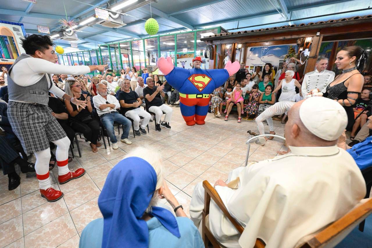 Papa a sorpresa a Ostia tra i circensi: "Grazie per essere portatori di sorrisi e di gioia"