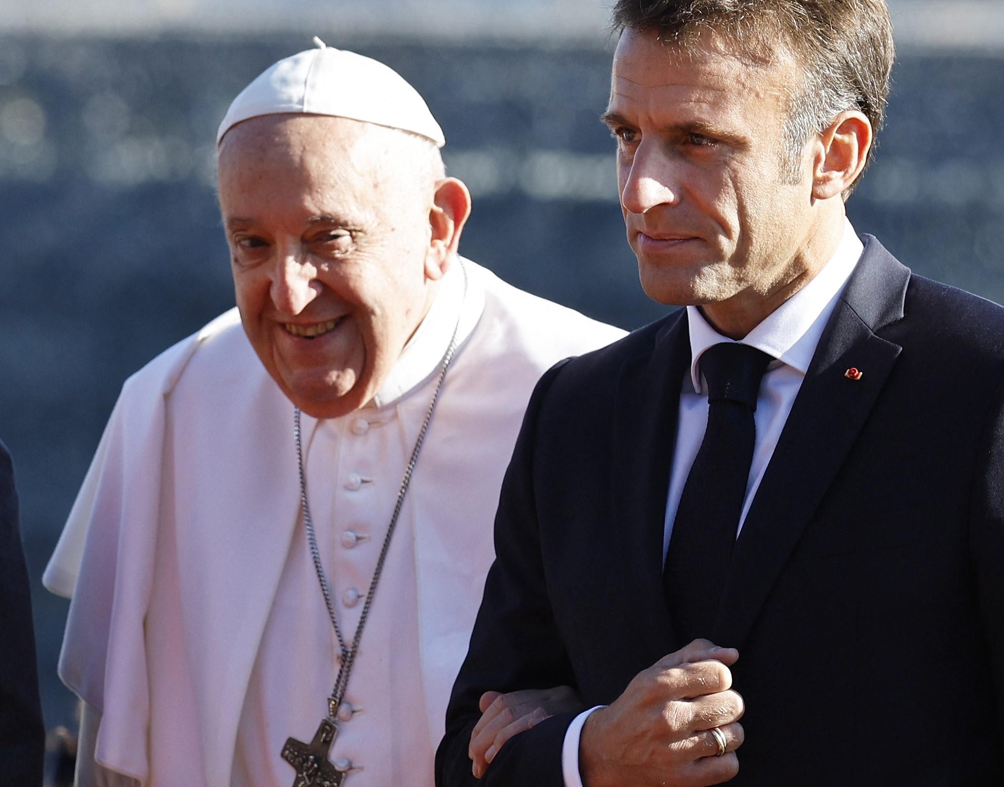 Papa accolto da Macron: "Migranti non invadono, cercano accoglienza"