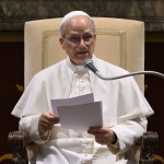 Papa ai diplomatici: "Basta armi. Dignità per i migranti