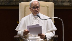 Papa ai diplomatici: "Basta armi. Dignità per i migranti