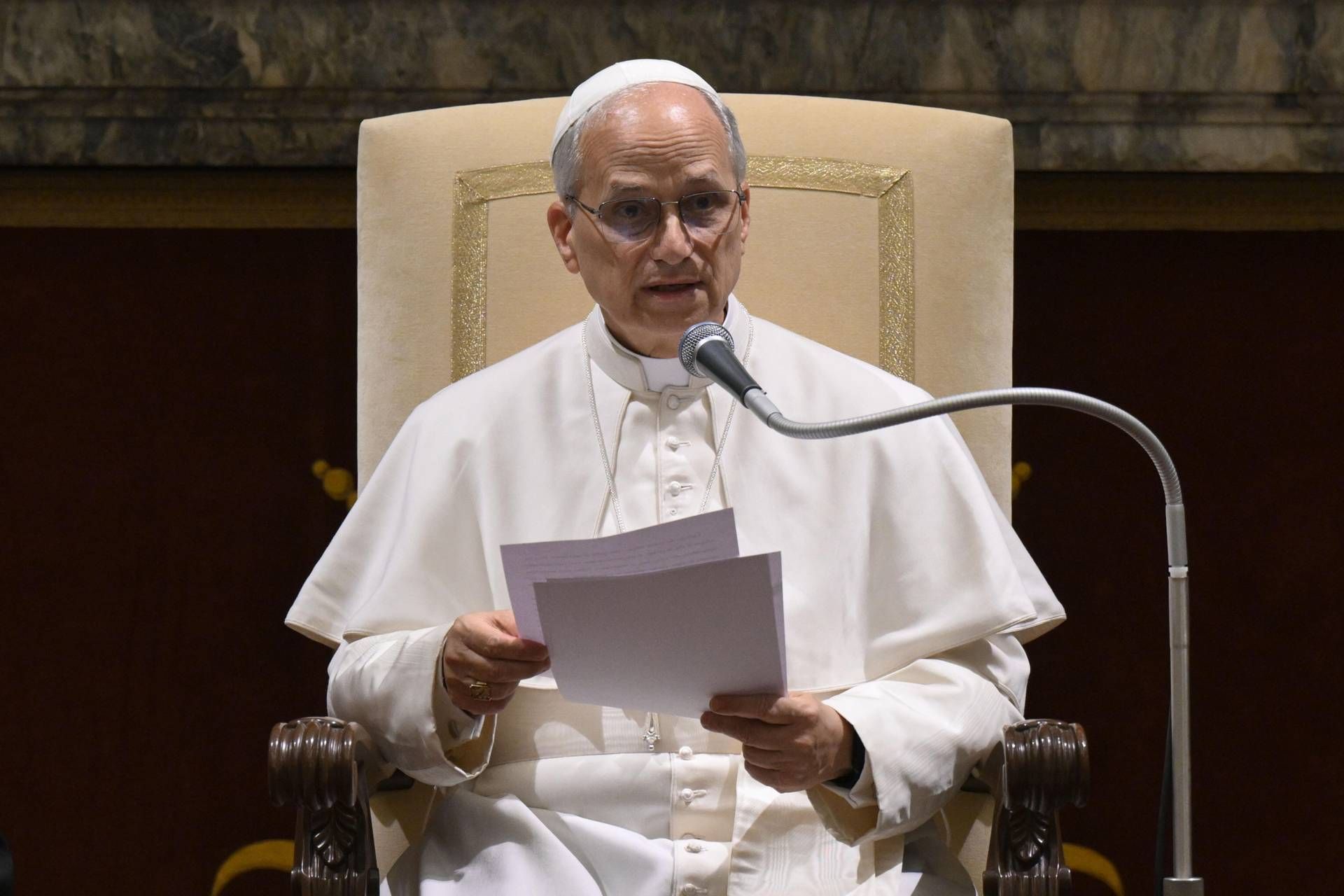 Papa ai diplomatici: "Basta armi. Dignità per i migranti