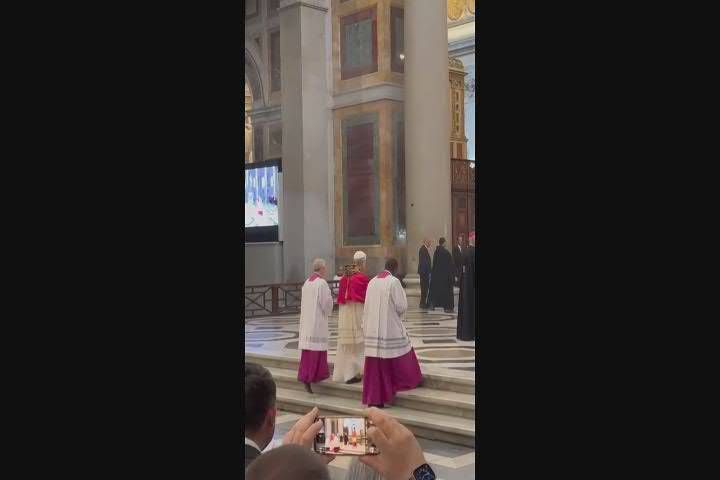 Papa alla Basilica di San Paolo, la preghiera al sepolcro dell'apostolo delle genti - Video