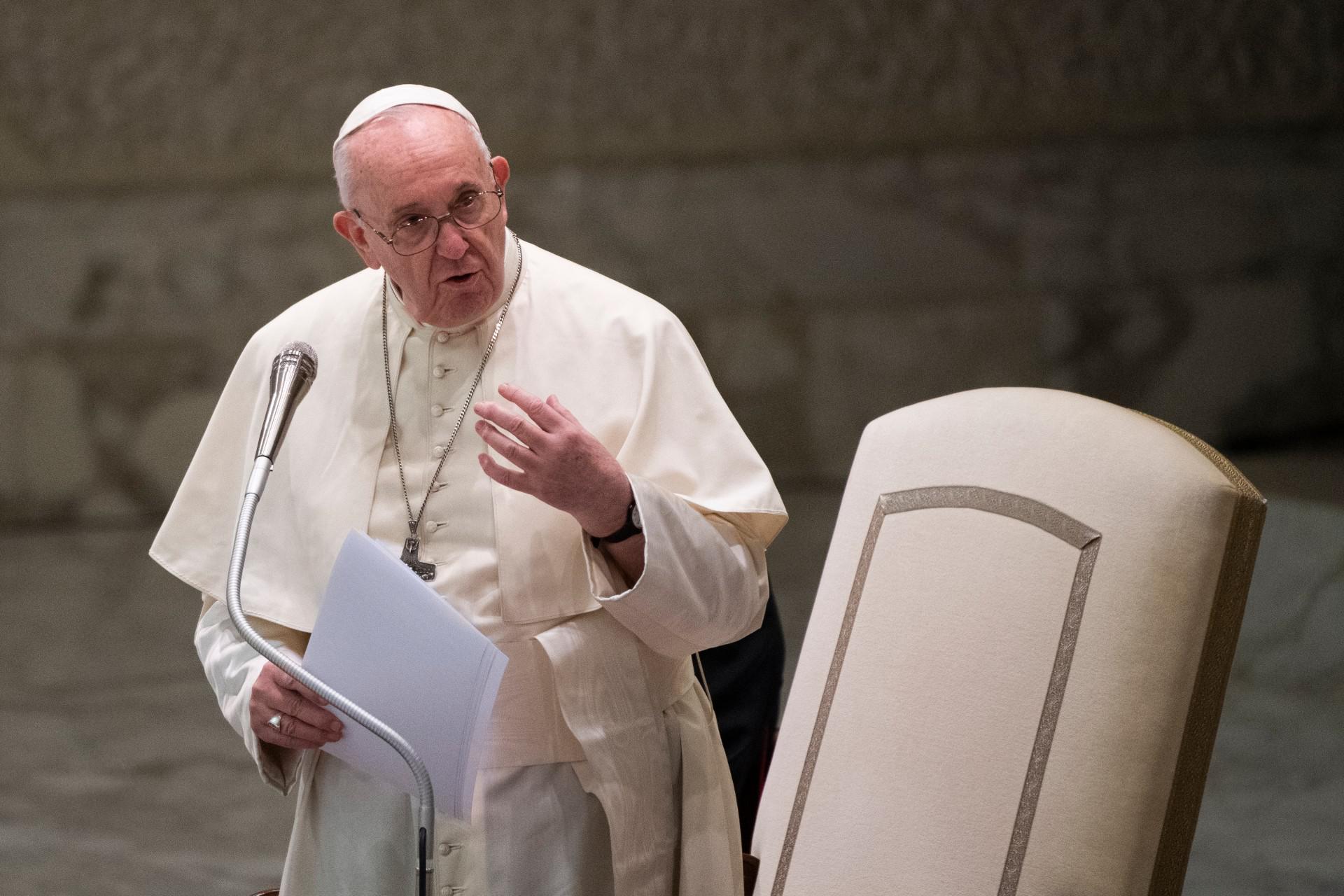 Papa: "Celibato nella Chiesa è una prescrizione temporanea"