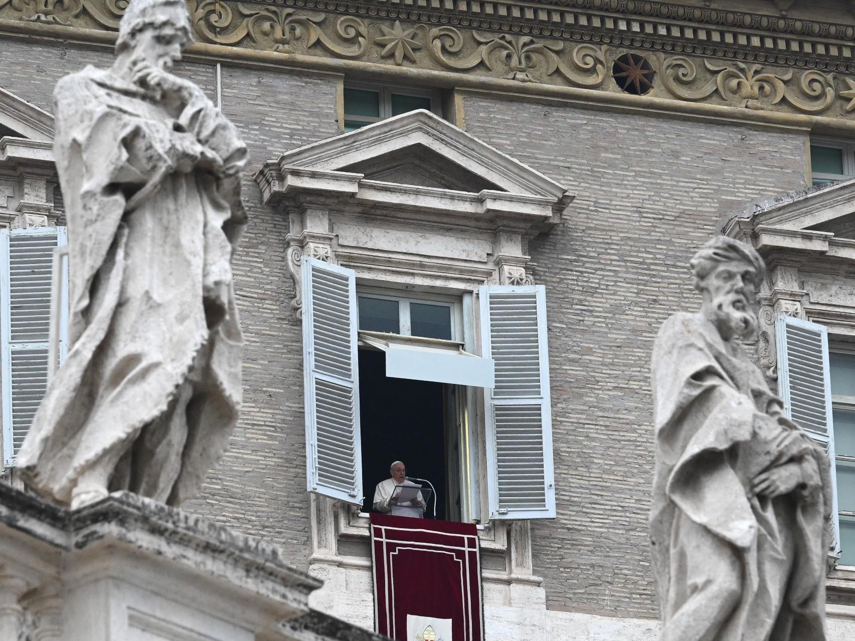 Papa: "Coltivare virtù di farsi da parte al momento opportuno"