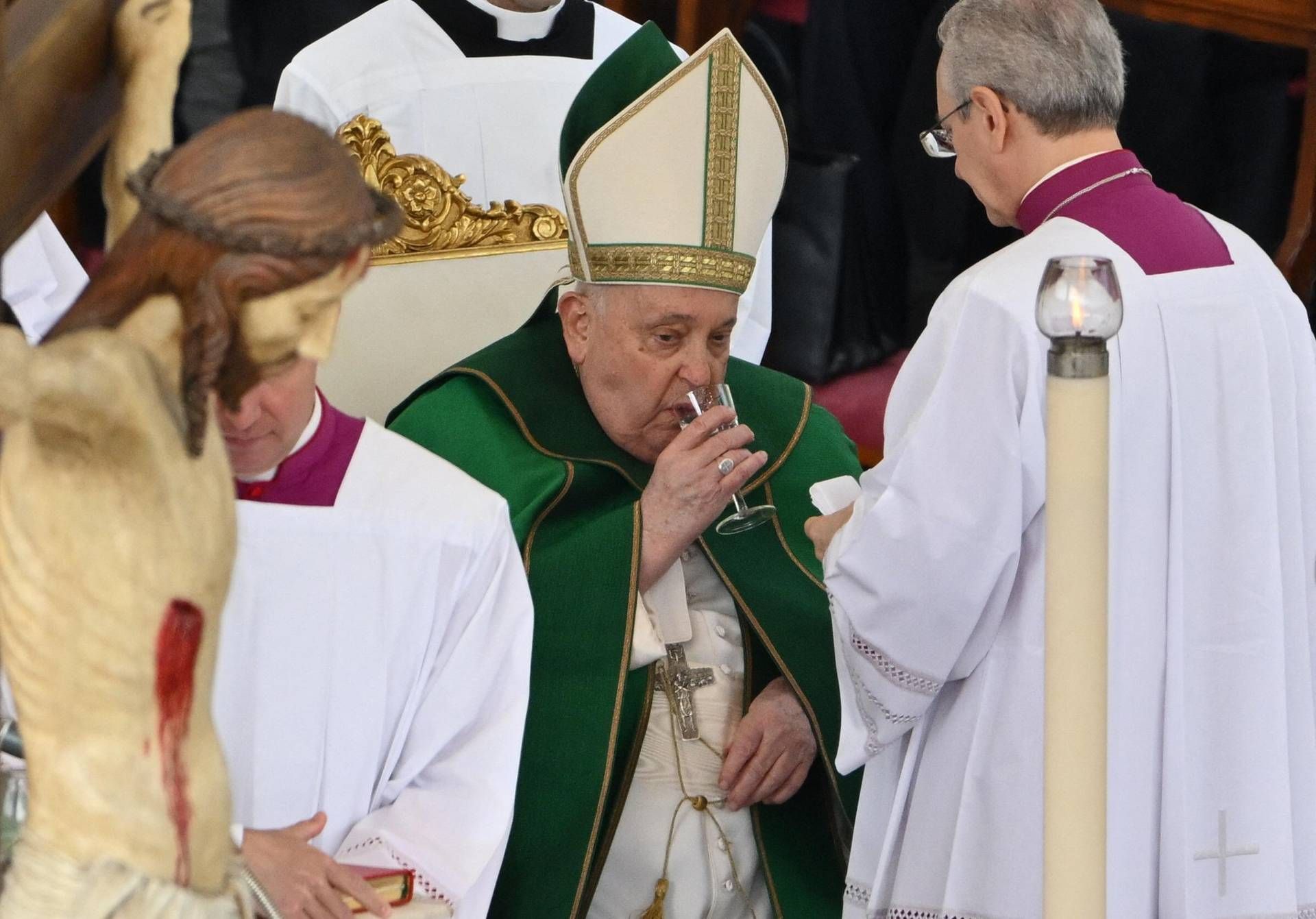 Papa e la difficoltà a respirare, Andreoni: "Su pazienti fragili influenza può creare scompensi"