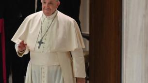 Papa festeggia gli 85 anni con i profughi arrivati da Cipro
