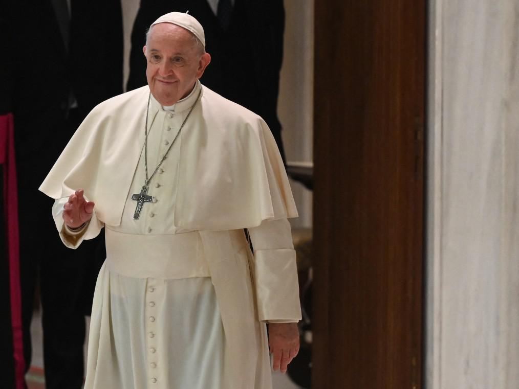 Papa festeggia gli 85 anni con i profughi arrivati da Cipro
