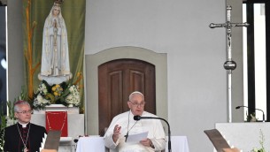 Papa Francesco a Fatima prega per la pace e sottolinea: "Chiesa accoglie tutti"