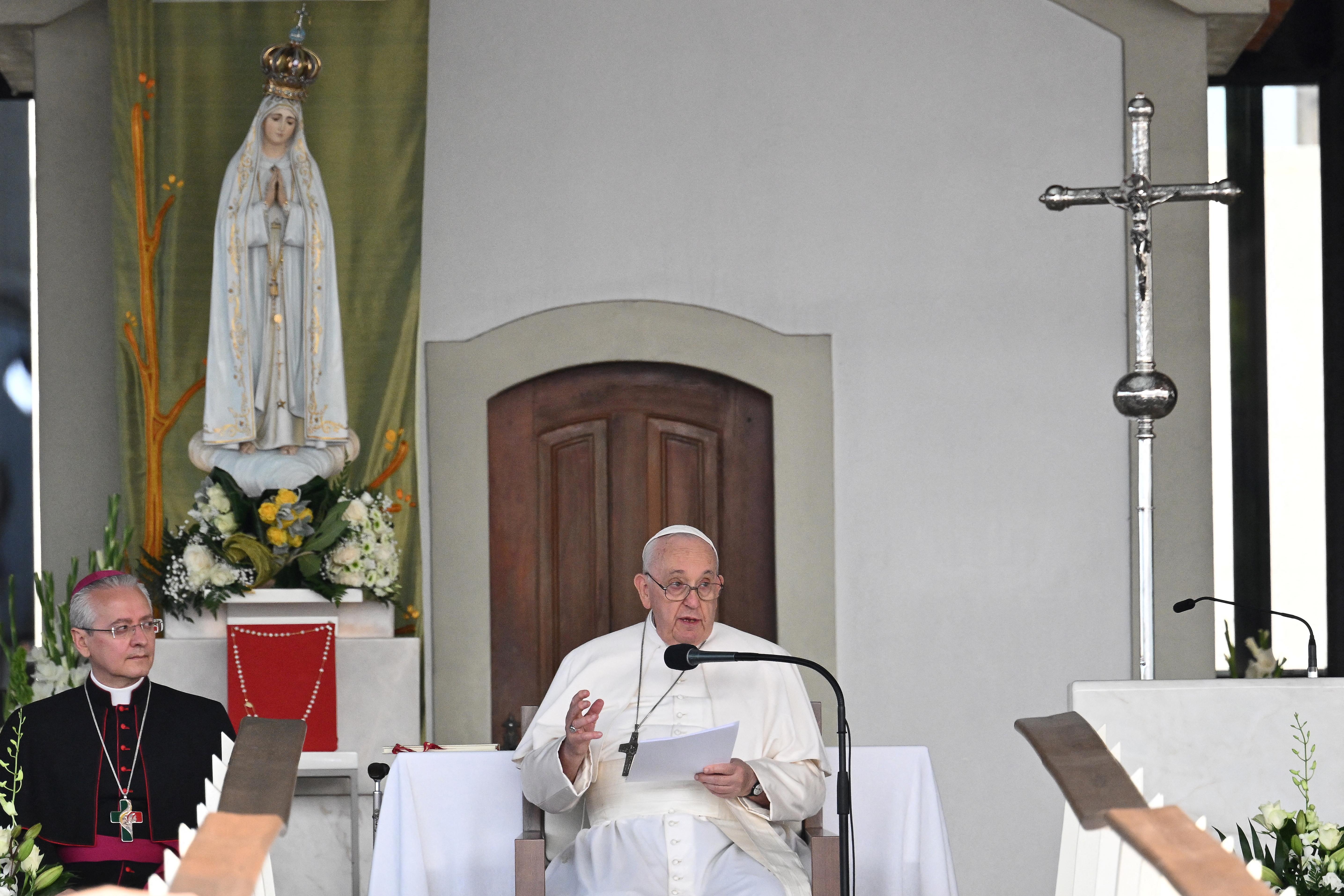 Papa Francesco a Fatima prega per la pace e sottolinea: "Chiesa accoglie tutti"