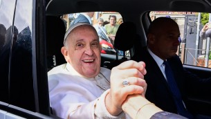 Papa Francesco alla Cei, battuta sulla salute: "Non è tempo di onoranze funebri"