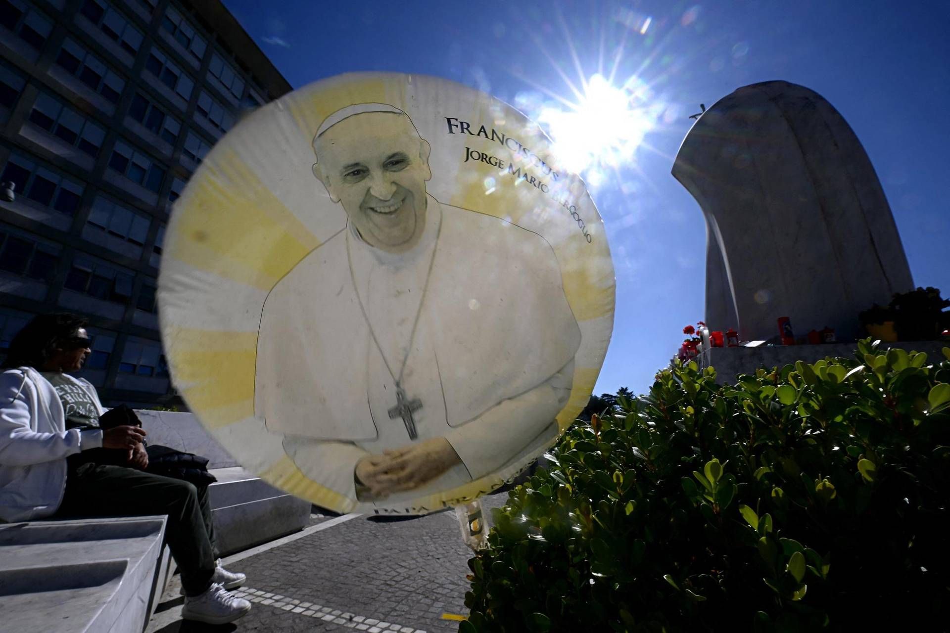 Papa Francesco, ancora "lievi miglioramenti" per il Pontefice: come sta