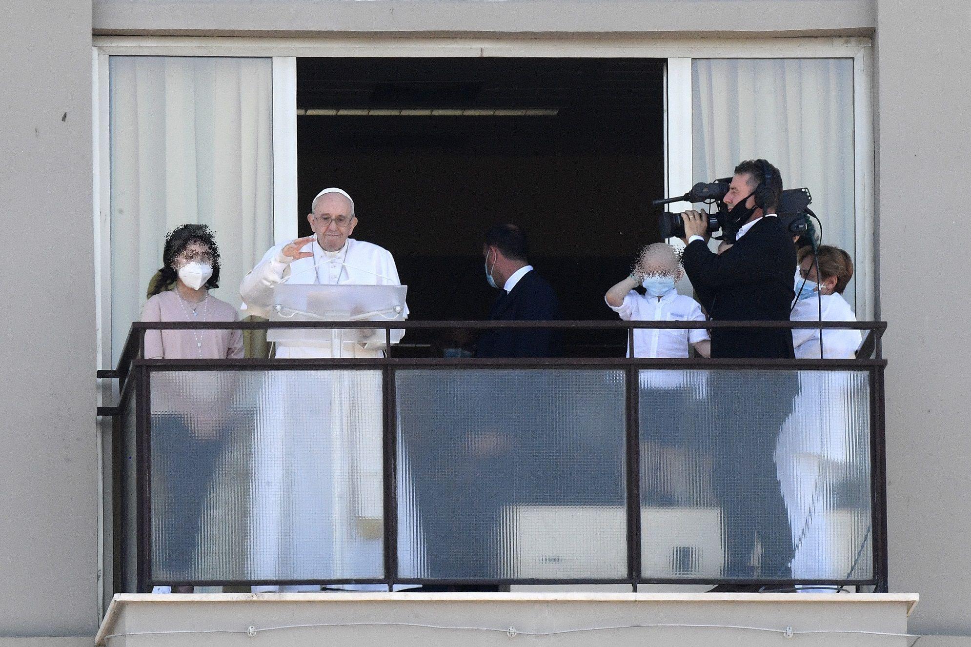 Papa Francesco, Angelus dal balcone del Gemelli