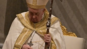 Papa Francesco: "Chi ferisce una sola donna profana Dio"