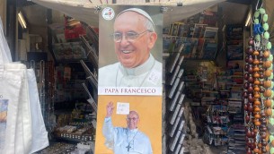 Papa Francesco, dai portachiavi ai rosari: tutti i gadget di Piazza San Pietro