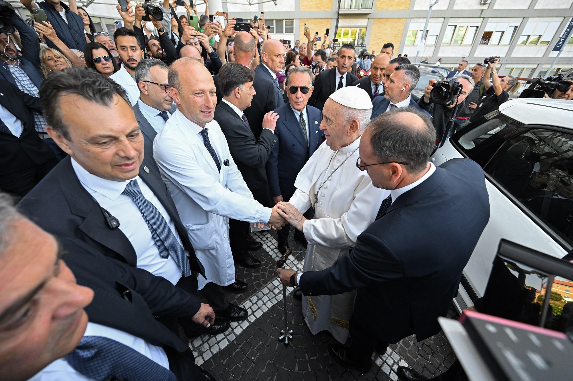 Papa Francesco dimesso, il chirurgo: "Sta bene, sarà più forte"