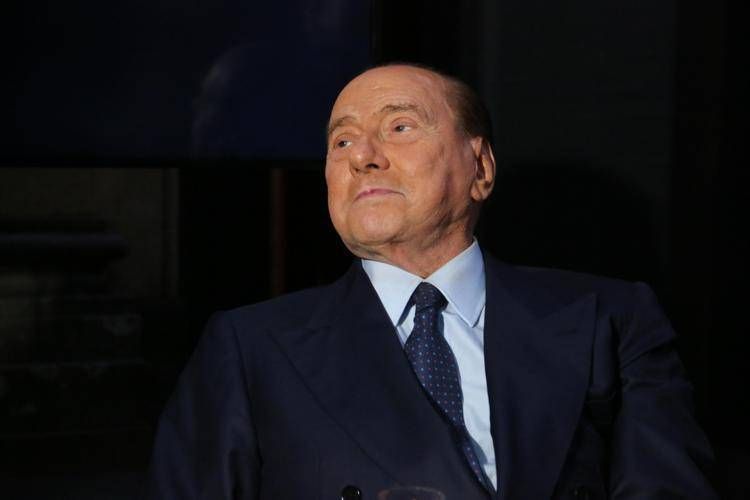 Papa Francesco e il benefattore misterioso per la sepoltura: spunta ipotesi Berlusconi